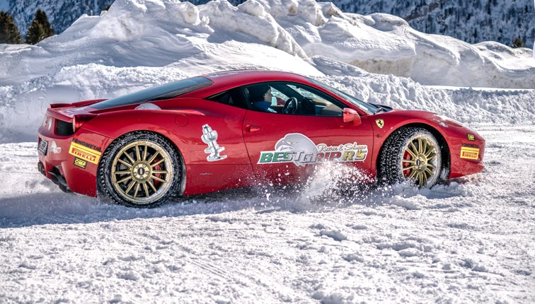 Ferrari sur glace avec des clous Best-Grip