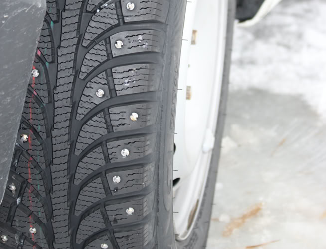 Cloutage pneus neige avec des  Best-Grip vissé Clous Bestgrip référence 1200 pour VL