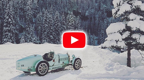 Vidéo by Kidston un circuit glace avec une voiture de couse ancienne